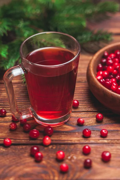 Chá de cranberry em uma xícara de vidro — Fotografia de Stock