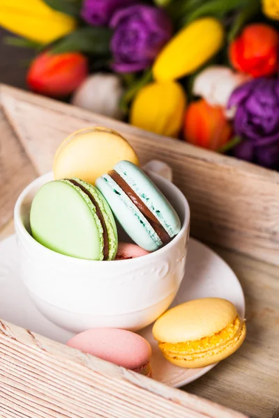 Macarons de couleur dans une tasse — Photo