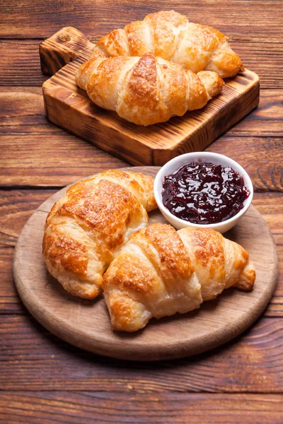 Snídaně s čerstvými croissanty — Stock fotografie