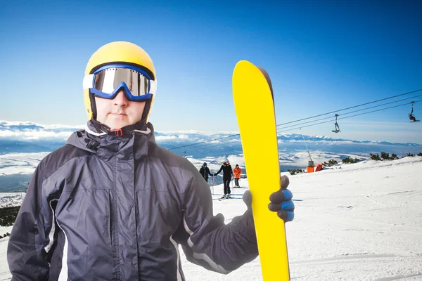 Skipiste en skiërs — Stockfoto