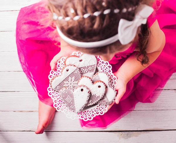 Zelfgemaakte koekjes in handen — Stockfoto