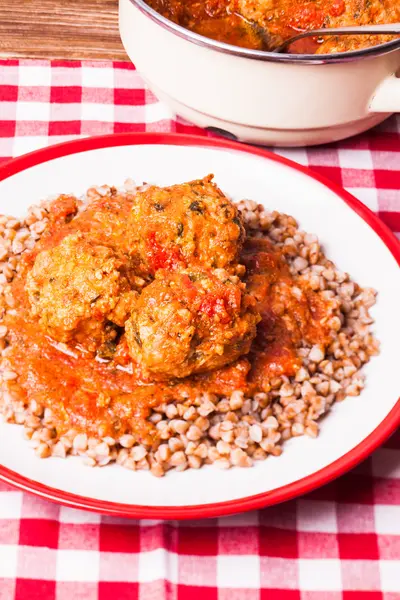 Trigo sarraceno con albóndigas —  Fotos de Stock