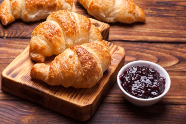 Snídaně s čerstvými croissanty — Stock fotografie