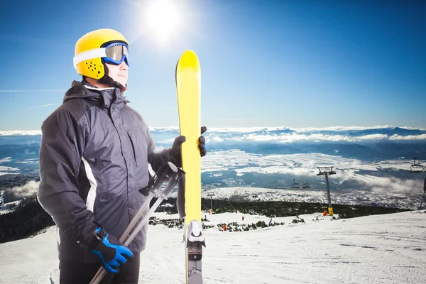 Skipiste und Skifahrer — Stockfoto