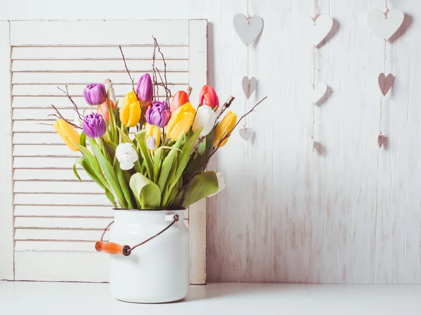 Tulipani di colore nella canna — Foto Stock