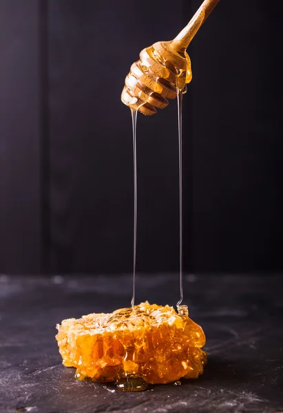 꿀 똑 및 빗 — 스톡 사진