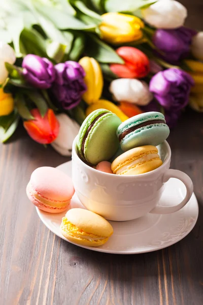 Färg macaroons i en kopp — Stockfoto