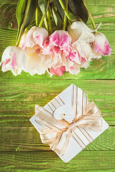 Tulips and gift box — Stock Photo, Image