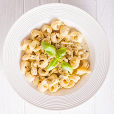 Tortellini pesto ile