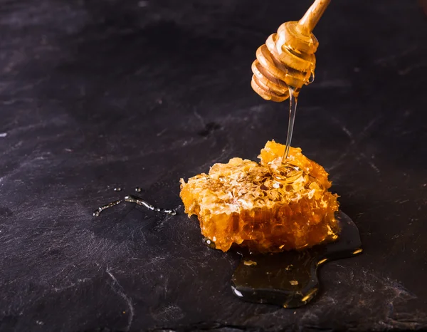 Kapka medu a hřeben — Stock fotografie