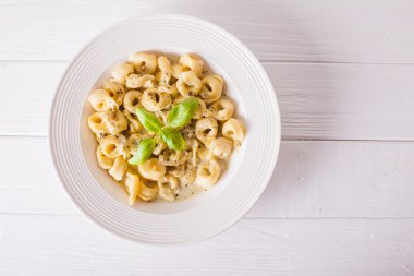 Tortellini pesto ile