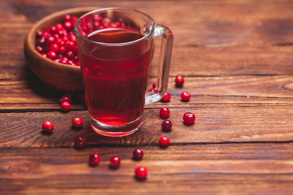 bir cam bardak kızılcık çay