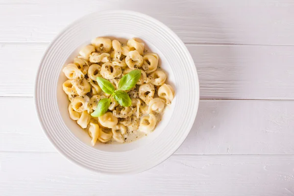 Tortellini con pesto —  Fotos de Stock