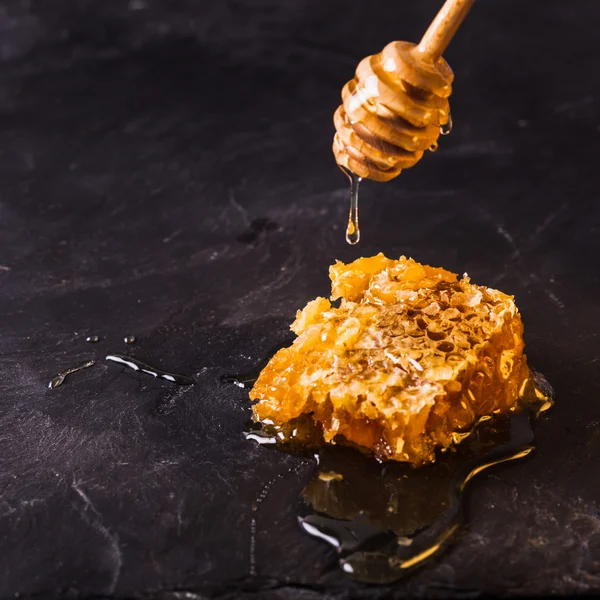 Gotejamento de mel e pente — Fotografia de Stock