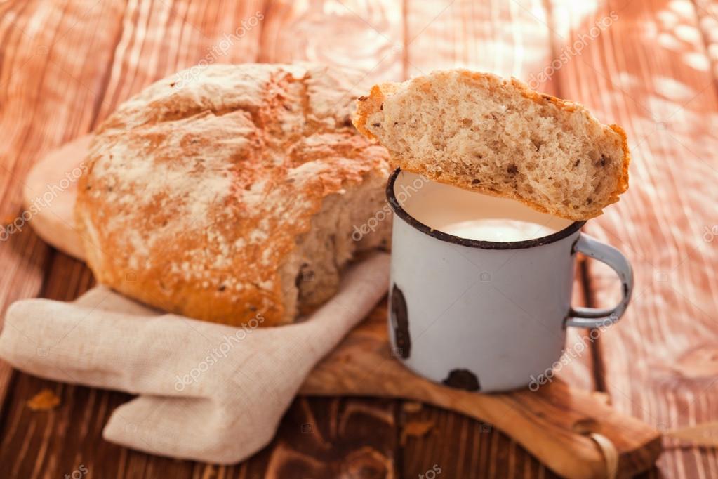 Pan con leche y queso — Foto de stock © oksixx #109590726