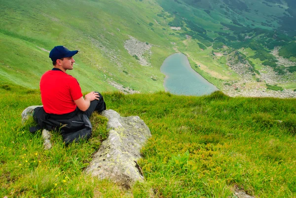 Man looks on the mountains — Stock Photo, Image