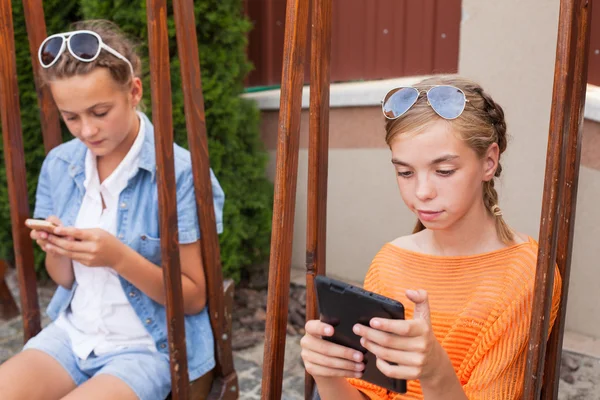 Adolescenti con gadget — Foto Stock