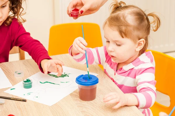 Chica está pintando — Foto de Stock