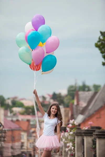 Flicka med färgglada latex ballonger — Stockfoto