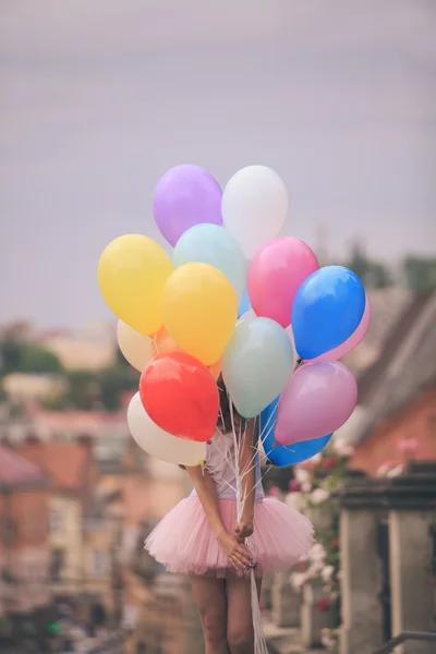 Meisje met kleurrijke latex ballonnen — Stockfoto