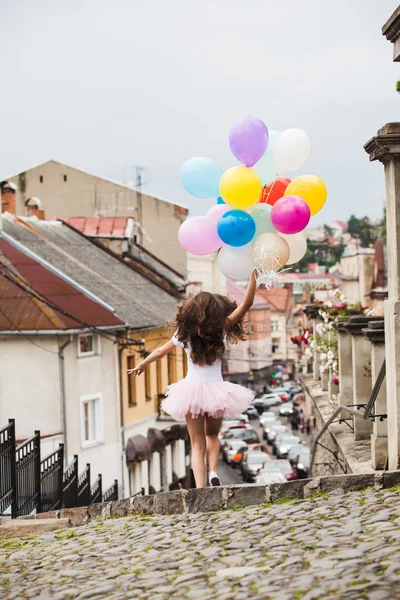 Dívka s barevné latexové balónky — Stock fotografie