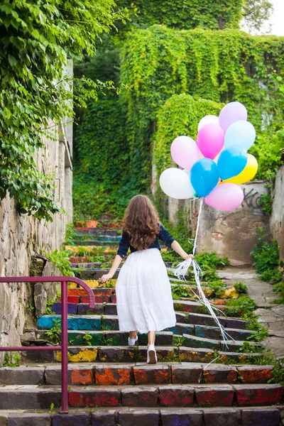 Dívka s barevnými balónky — Stock fotografie