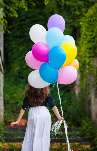 Jente med fargerike ballonger – stockfoto