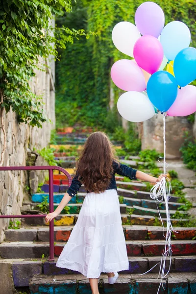 Dívka s barevnými balónky — Stock fotografie