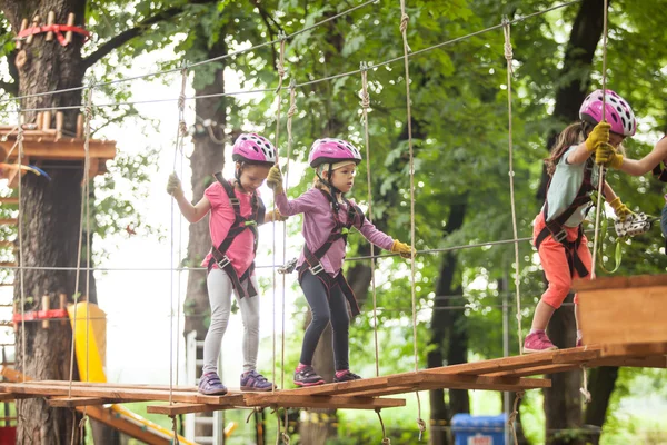 Il percorso ad ostacoli nel parco avventura — Foto Stock