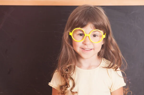 Glückliches kleines Mädchen Schulmädchen von der Tafel — Stockfoto