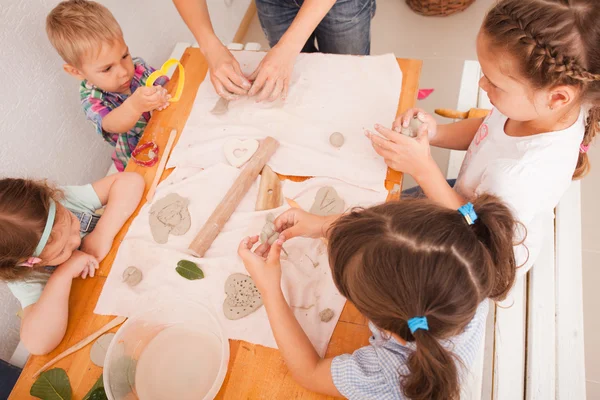 Gelukkige kinderen zijn bezig met het modelleren van klei — Stockfoto