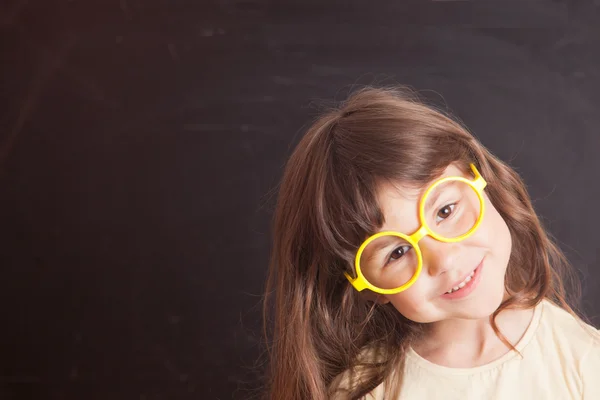Ευτυχισμένη μαθήτρια μικρό κορίτσι από το μαυροπίνακα — Φωτογραφία Αρχείου