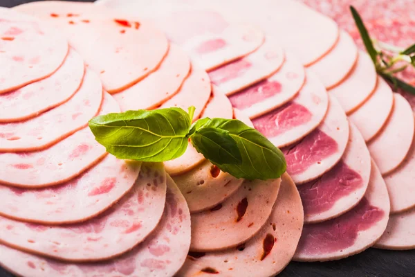 Varietà di prodotti trasformati a base di carne fredda — Foto Stock