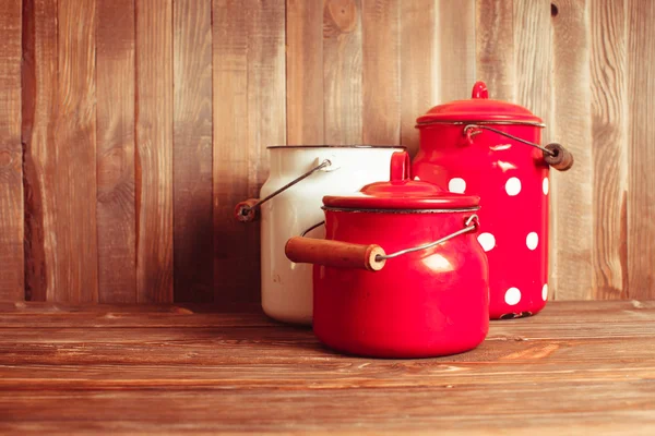 Красная и белая посуда — стоковое фото