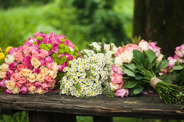 Florists table with prepared bouquets — Stock Photo, Image