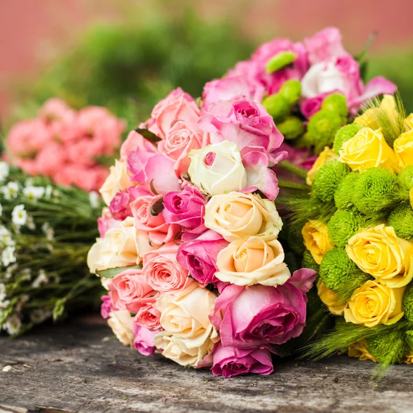 Mesa de floristas com buquês preparados — Fotografia de Stock