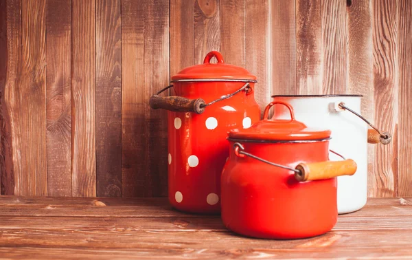 Красная и белая посуда — стоковое фото