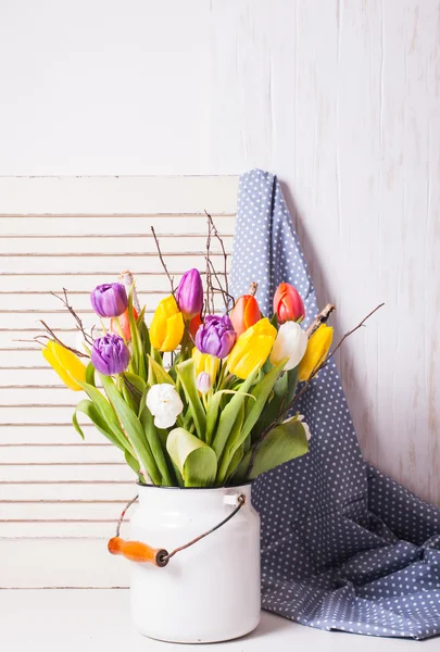 Barevné tulipány v hůl — Stock fotografie