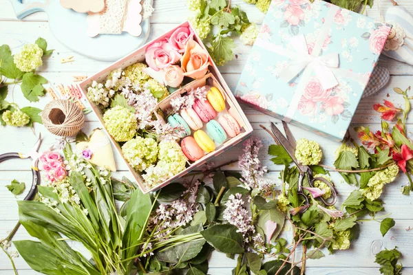 Коробка с цветами и макаронами — стоковое фото