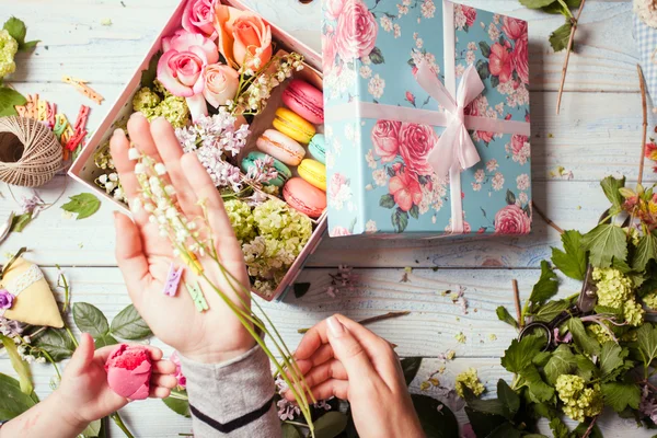 Box with flowers and macaroons — Stock Photo, Image