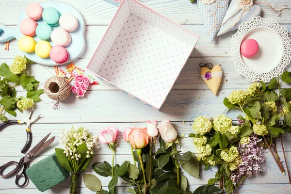 Caixa com flores e macaroons — Fotografia de Stock