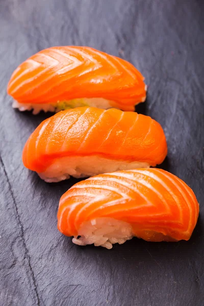 Sushi de saquê com salmão — Fotografia de Stock