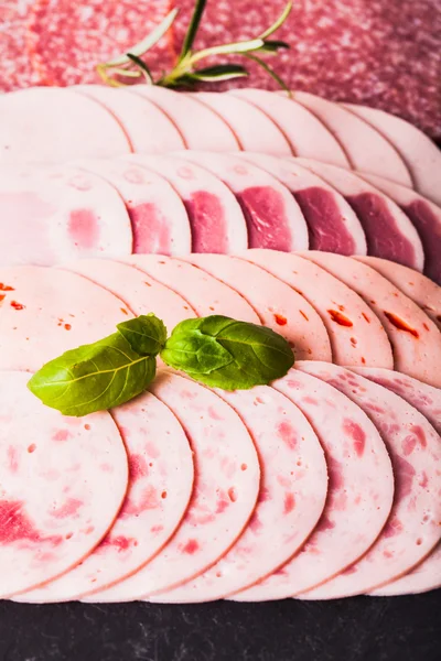 Variedade de produtos transformados à base de carne fria — Fotografia de Stock