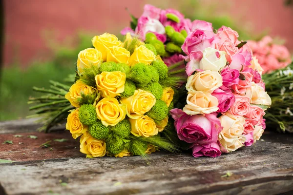 Květinářství tabulka s připravené kytice — Stock fotografie
