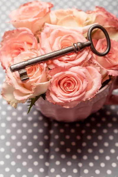 Stary klucz i róże — Zdjęcie stockowe