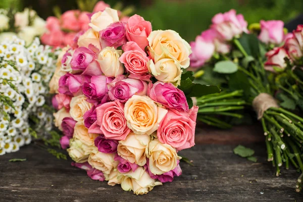 Květinářství tabulka s připravené kytice — Stock fotografie