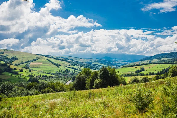 Abrigo idílico nas montanhas para viver durante o confinamento — Fotografia de Stock