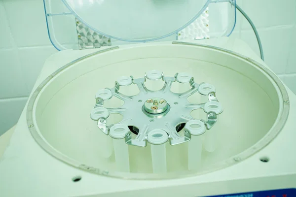 Сучасний роботизований апарат для аналізу крові, крупним планом — стокове фото