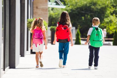 Çocuklar okula güvenlik kurallarıyla giderler.