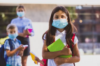 Öğrenci kız koronavirüs salgını sırasında eğitime başlıyor.